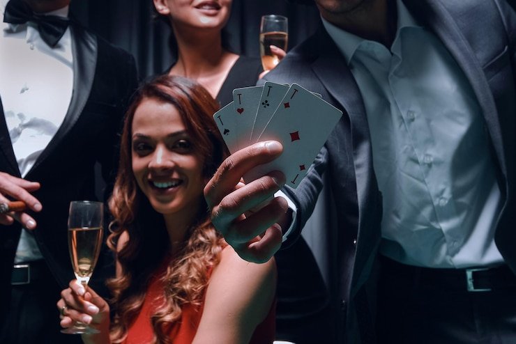 Pengguna mobile memeriksa data penarikan